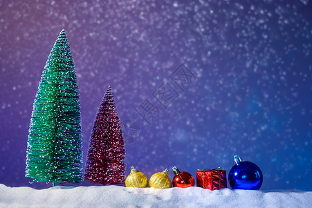 树冬天圣诞快乐新年圣诞绿灯侠与法尔一起在雪上过模糊背景图片