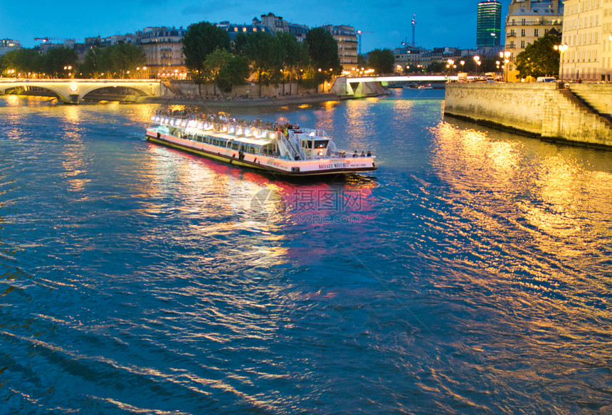2014年7月PARIS2014年7月巴托穆切岛夜间与游客一起沿着塞纳河途的内这是一个著名的旅游景点水城市日落图片
