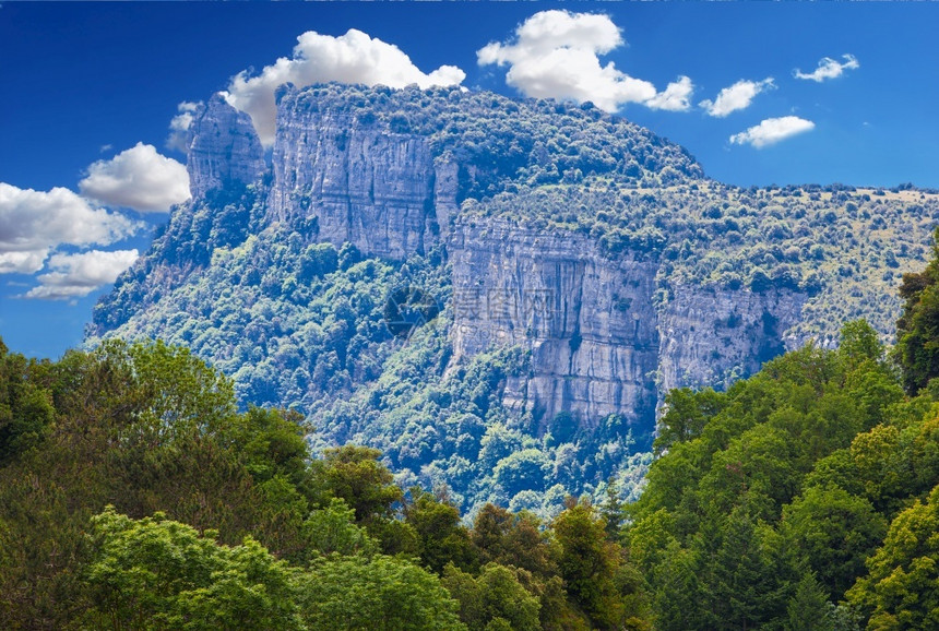 西班牙美丽的山地风景蓝天的色空夏高地结石图片