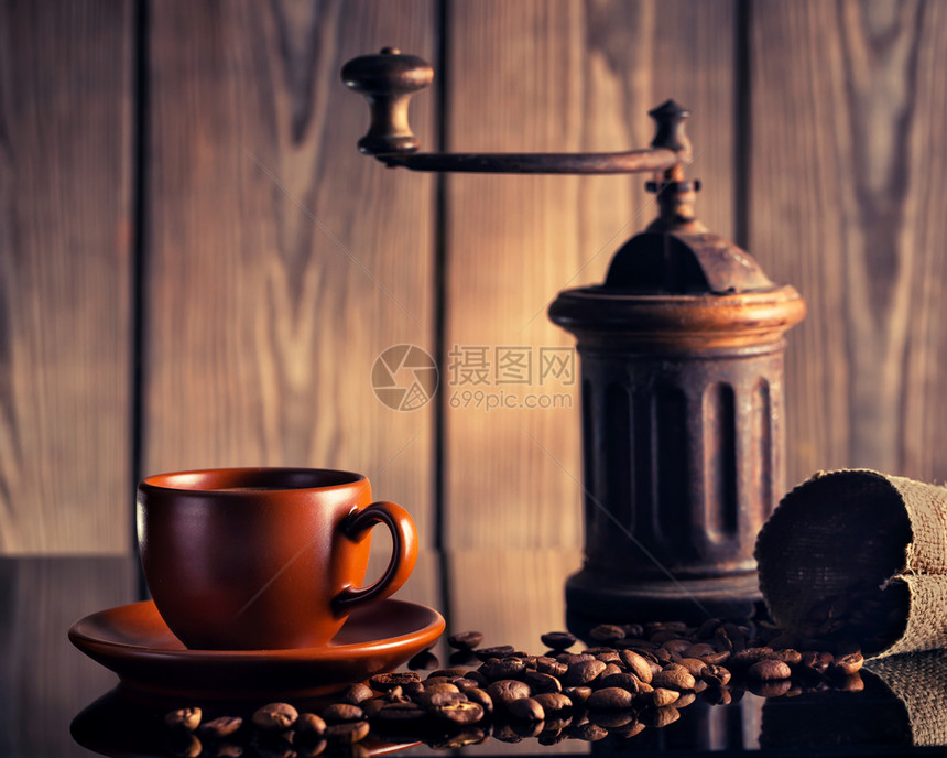 咖啡静物与旧研磨机和一杯咖啡静物与旧研磨机蒸汽生活黑色的图片