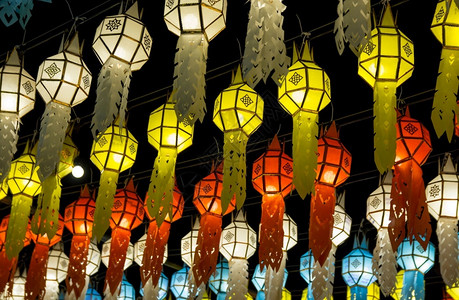灯光亚洲人在泰兰北部的劳来庆节夜空照明灯笼亮着彩色挂文化图片