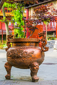 古典铁由传统龙亚洲花园装饰和的美丽日本大锅木板瓮图片