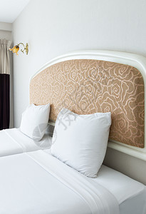 在农村旅馆大房间里铺有床的双白色铺和装饰风格枕头放松图片