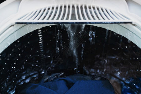 卫生洗衣机内装有水的洗机服装概念鼓电气图片