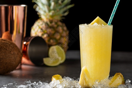 玛格丽塔喝石背景中带菠萝椰子和柠檬的鸡尾酒夏天图片