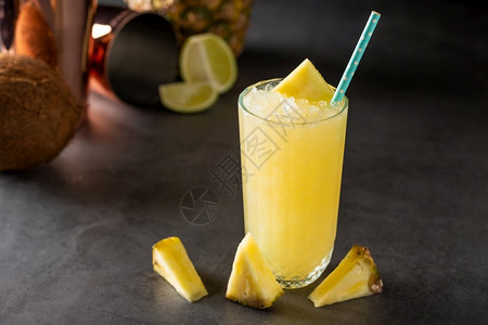 石背景中带菠萝椰子和柠檬的鸡尾酒寒冷冲床清爽背景图片