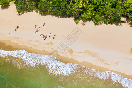最佳风景在加勒比海滨浪中停泊在滩上的船只空中观察支撑图片