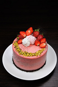 巧克力草莓蛋糕配有浆果梅林瓜和菠萝吃覆盖营养的图片