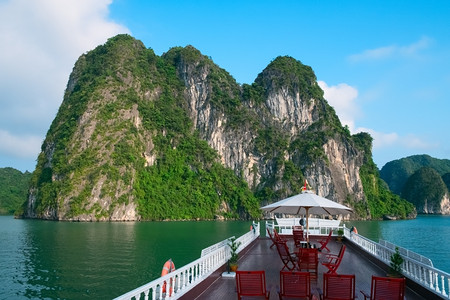 越南哈隆湾东亚游轮山风景优美海岸图片