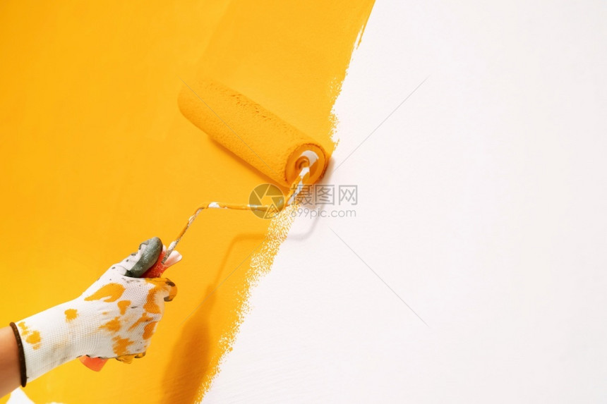 机修工在墙上画黄色笔复制空间房图片