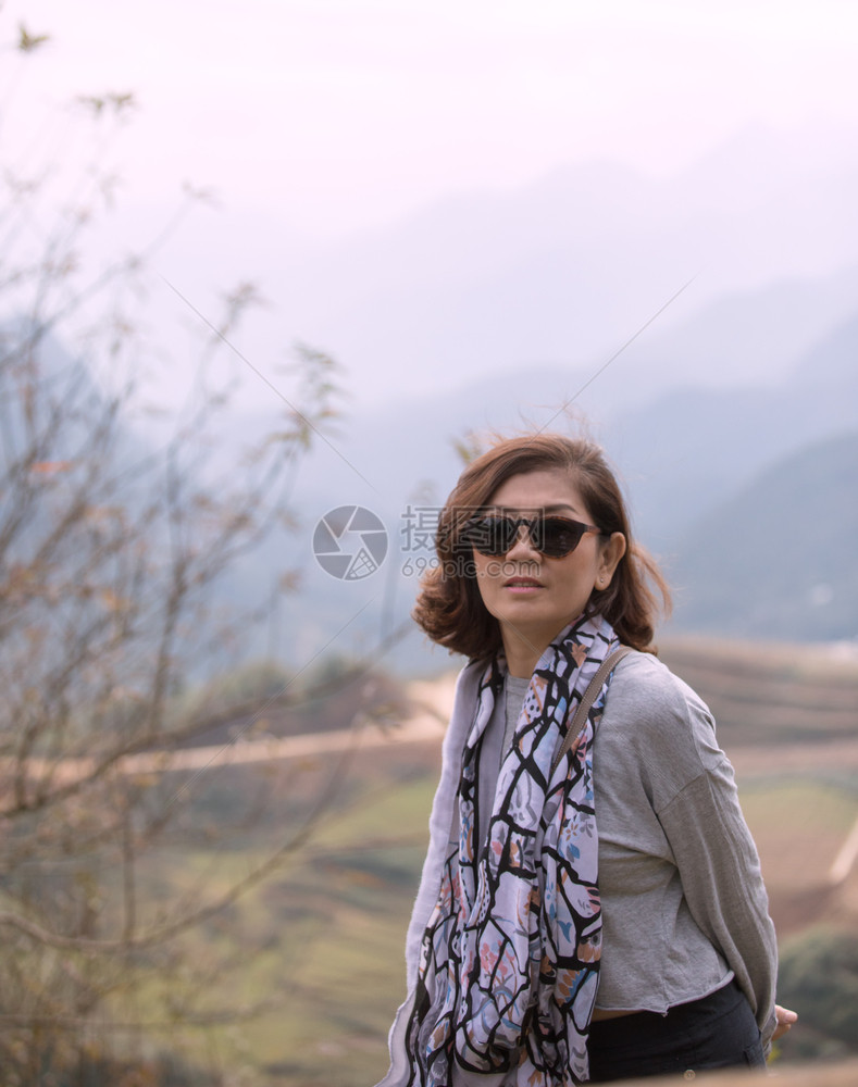 有雾张贴肖像头拍摄了亚裔女照片在SapaVietnam的山地场景亚洲图片