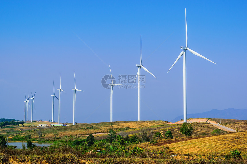 田野里的供电风力涡轮机图片