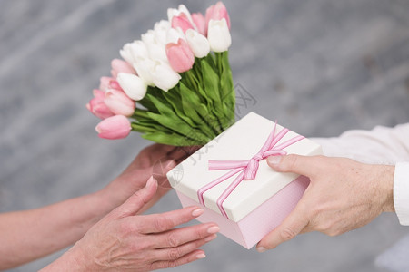 女送生日礼物郁金香花的男子手将妻束紧天情人图片