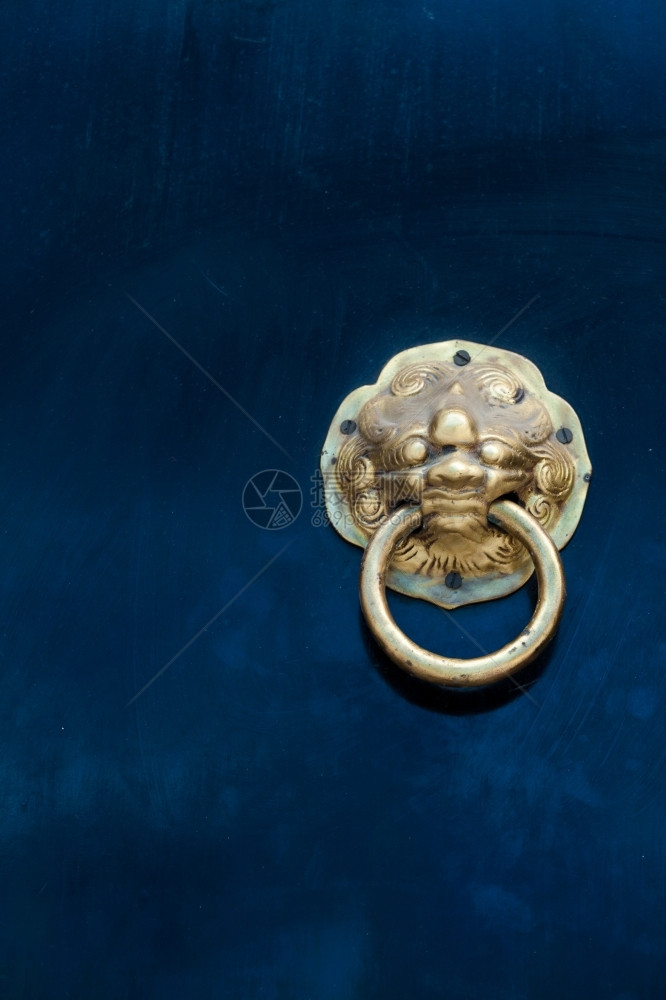 旋钮入口是一头由铜制成的狮子设计来配合艺术处理图片