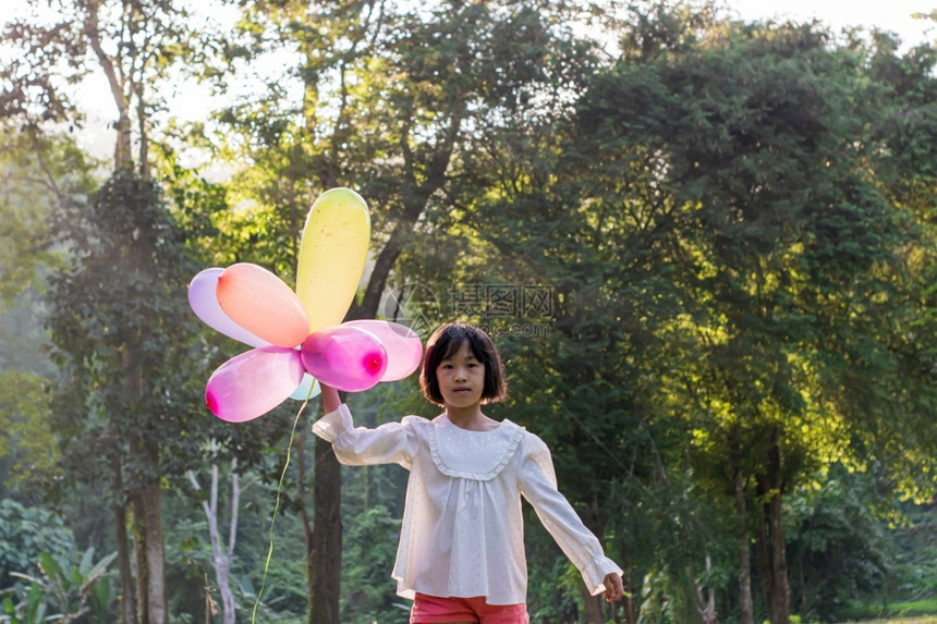 在公园户外露天玩多彩具气球的女童孩肖像丰富多彩的年轻红色图片