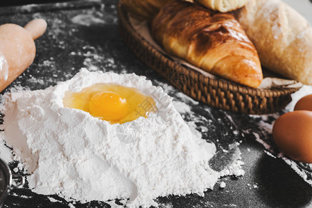 酵母厨房餐桌上配鸡蛋面粉和包的饭碗制造一种图片