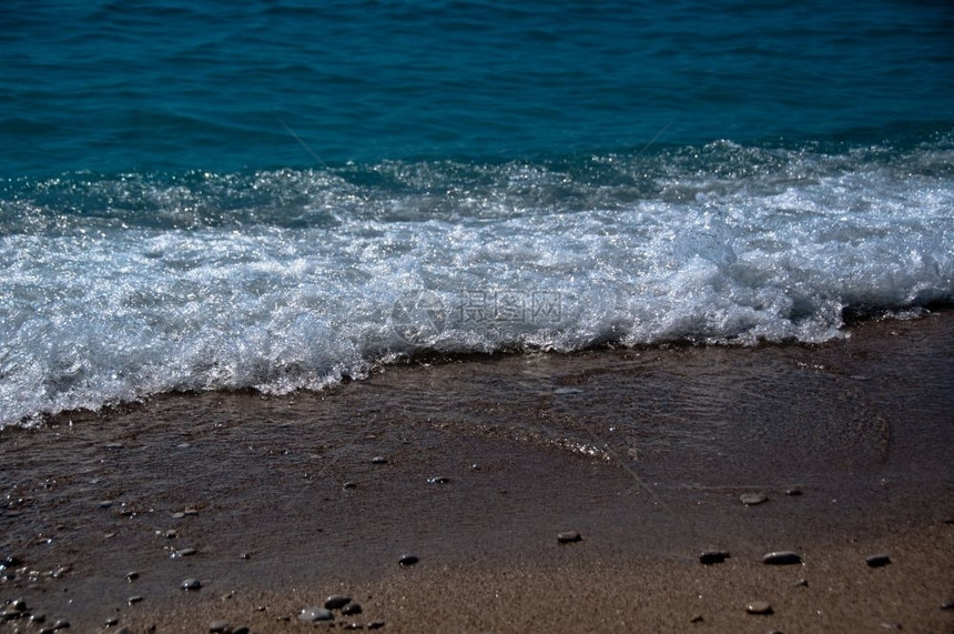 浪漫的土耳其Fethiye附近Oludeniz海滩的波浪明亮阳光图片