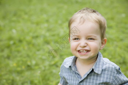在户外微笑的婴儿孩子图片