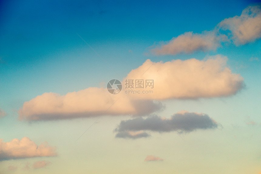 蓬松的蓝色白云和黑在天空中白色的图片