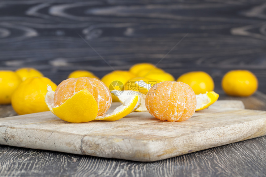 农业热带成熟好美味的橘子躺在切割板上剥皮的橘子缝合图片