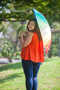 撑着雨伞的胖女孩图片