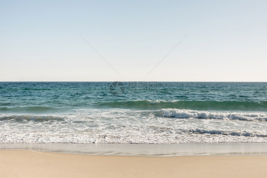 浪漫的夏季海滨沙滩图片