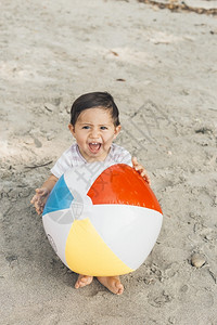 微笑儿童沙有充气球男生玩图片