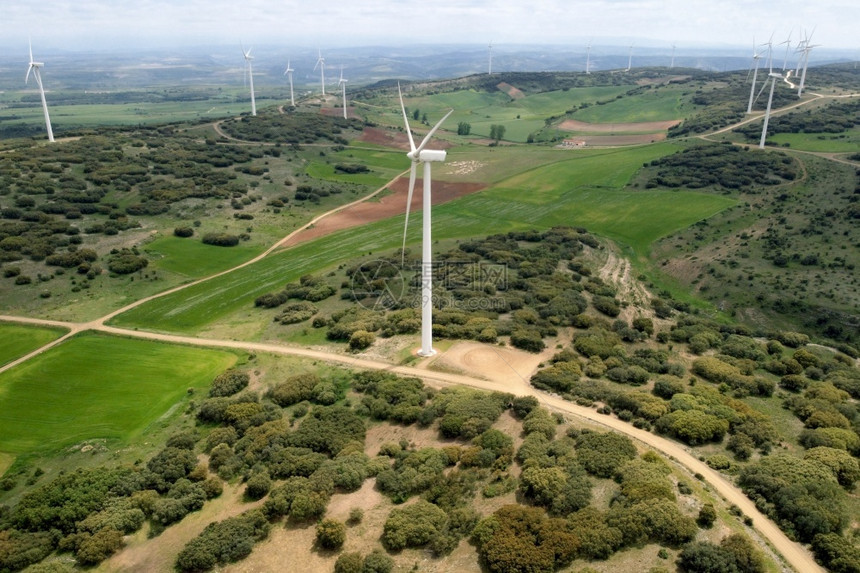 风车农场鸟瞰图用于在美丽的多云天空生产清洁能源风力涡轮机产生清洁可再能源以促进可持续发展景观电机气候图片