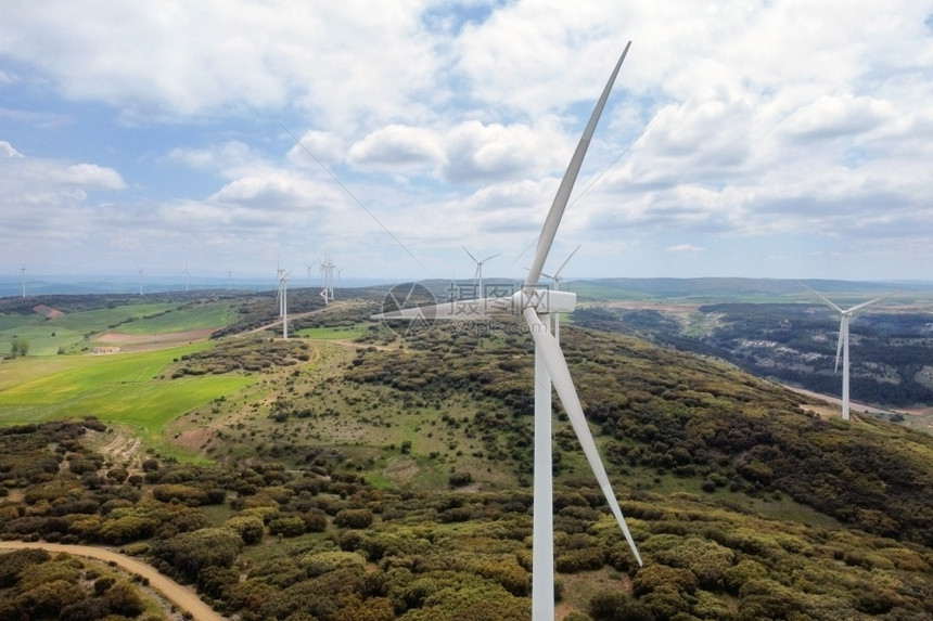 风车农场鸟瞰图用于在美丽的多云天空生产清洁能源风力涡轮机产生清洁可再能源以促进可持续发展自然环境的为了图片