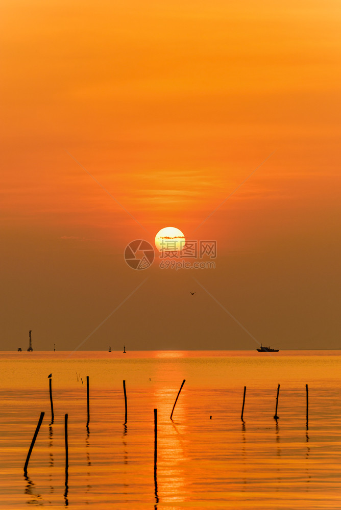早晨天际线美丽的自然景观明亮的黄太阳反映海面水的橙色光和天空金泰国热带海岸山木普拉干邦布热带海岸的多彩日落泰国热带海岸的青春日落图片