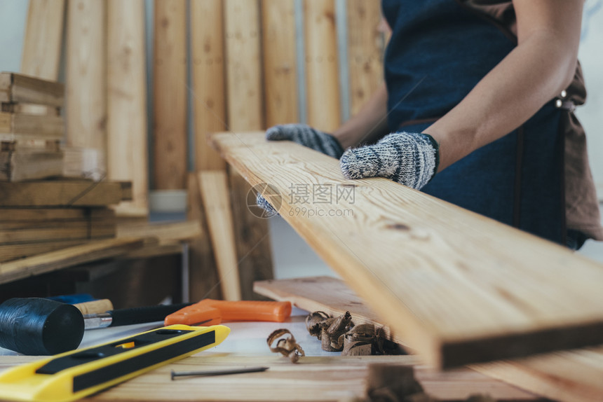 锯切木工和家具制造以及手工艺和概念木人在车间做机械的人从事和材储存的青年男子建筑工人和伐木内阁股票图片