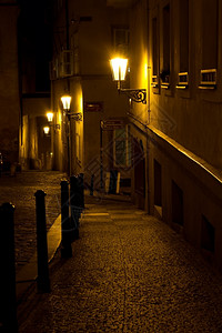 暮狭窄的晚上在布拉格带灯笼的狭窄巷子捷克黄昏图片