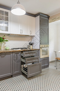 地面现代豪华灰色和白木制厨房的内部一些抽屉是开放式现代灰色和白木制厨房内部屋牡丹背景图片