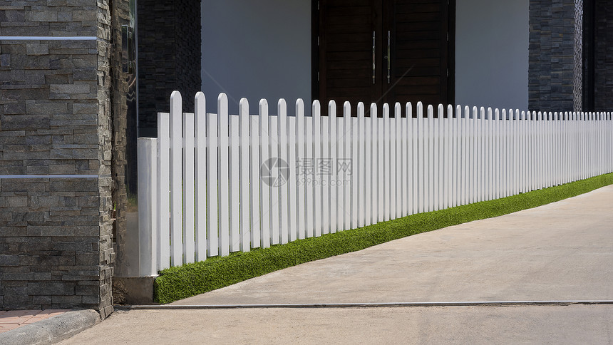 分离花园泰国将前院边界与住宅区和进入的口分隔开来并划出一排白色木制栅栏图片