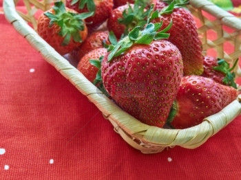 甜点躺在盘子上的新鲜草莓放在白色盘子的缝合新草莓说谎鲜的图片