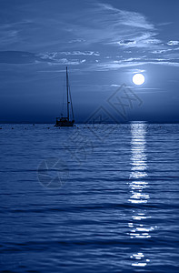 美丽的亚得里海之夜游艇和满月克罗地亚之夜海景时尚横幅以经典蓝色调20年的颜色美丽亚得里海之夜游艇和满月克罗地亚之夜海景旅行浪漫的背景图片