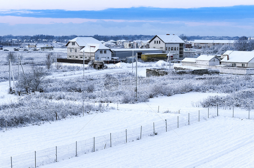 阳光家明亮的冬天乡村景观被雪覆盖的房屋和田地被雪覆盖的田地冬天乡村景观图片
