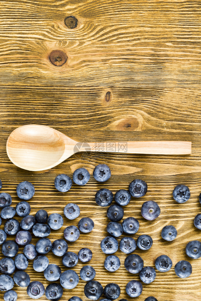 营养一张桌边的蓝莓夏季一张桌子上的蓝莓一张在木制桌上散布的成熟和美味果子照片一个餐桌上有生锈的木勺子有机坚果图片