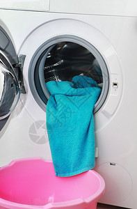 洗衣店机中的蓝色毛巾洗涤电气图片