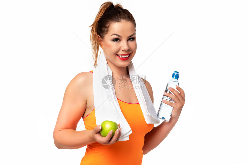 健康和的生活方式概念参加运动的年轻美女白底带毛巾水和绿苹果的美丽青年女子的饮食苗条图片