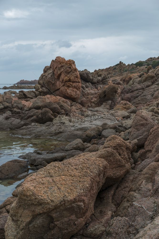 天空萨迪尼亚岛的可读海岸属于意大利沙迪尼亚岛的岩石属于意大利绿色白的图片