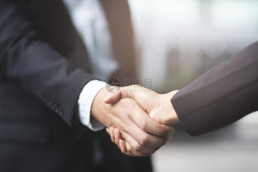 公司的办室紧人们的手握起来摇商业伙伴关系的成功图片