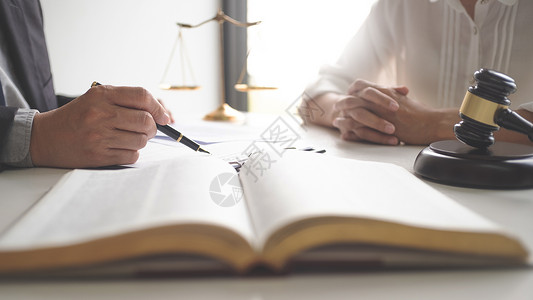 顾问律师和在法事务所签署合同的客户师判断专家图片
