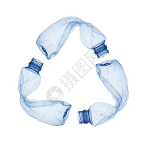 生态的水全球白色背景上废塑料瓶回收利用概念在白色背景上使用的塑料瓶图片