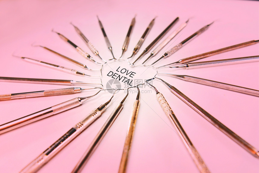 粉红背景概念情人节日的心形牙科仪表天可爱的美丽图片