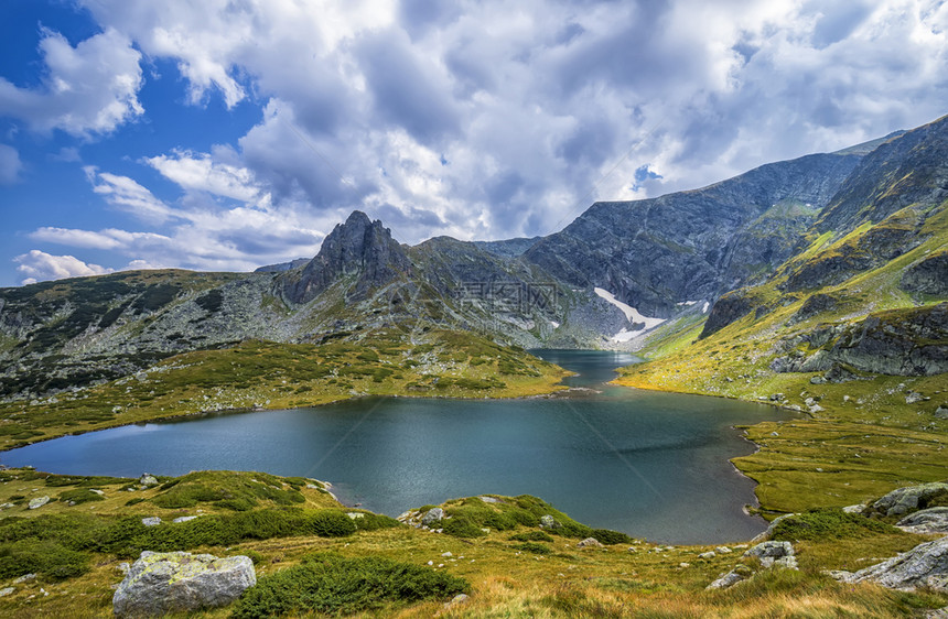 宽的保加利亚里拉山中小而精美和光滑的湖泊高场景图片