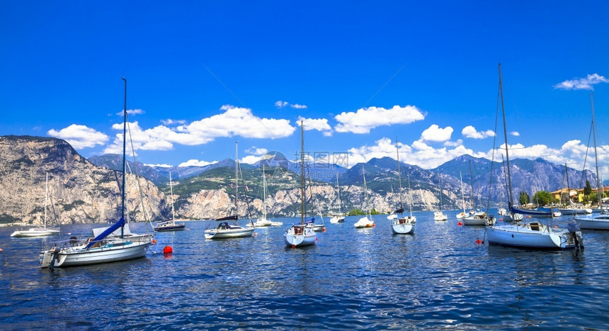 欧洲最美丽的湖泊之一与意大利北部帆船的LagodiGarda观光积极的晴天加尔达图片