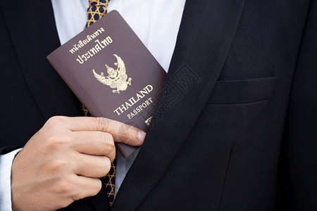 经过为国际旅行者颁发的护照现代票图片