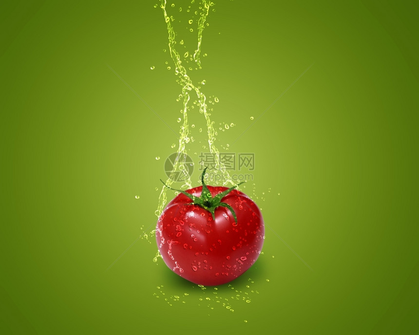 溅起液体维他命新红番茄绿背景有水喷洒图片