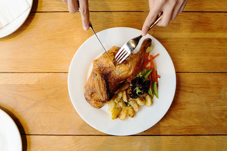 串烧传统的白盘上有蔬菜顶景色的烧烤鸡肉图片